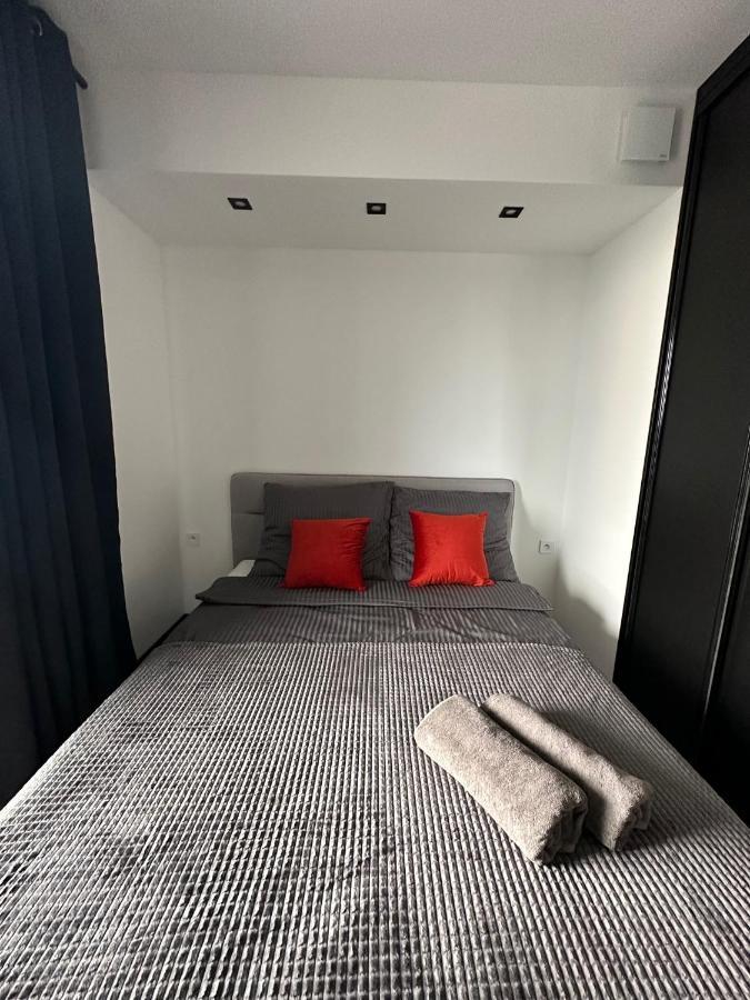Apartament 52 *